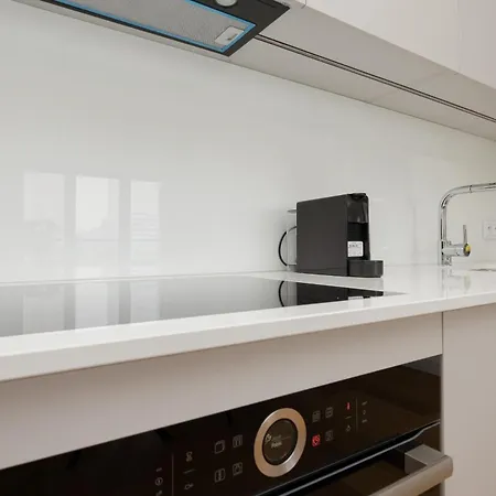 Luxury With Balcony & Air Conditioning In The Centre Of By Renters Prestige Apartmán *