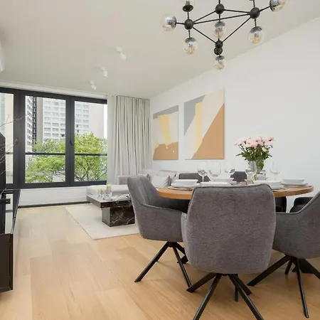 Luxury With Balcony & Air Conditioning In The Centre Of By Renters Prestige Apartmán