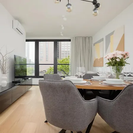 Luxury With Balcony & Air Conditioning In The Centre Of By Renters Prestige Apartmán