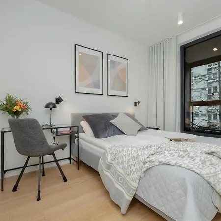 Luxury With Balcony & Air Conditioning In The Centre Of By Renters Prestige Apartmán