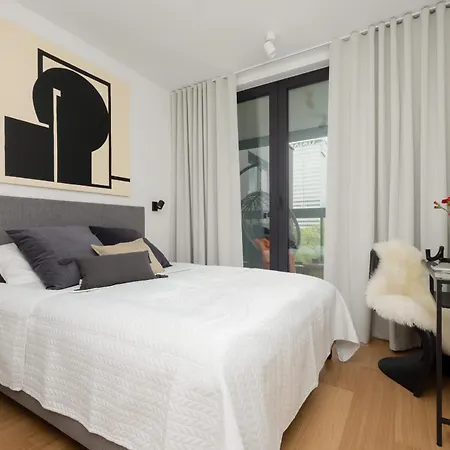 Luxury With Balcony & Air Conditioning In The Centre Of By Renters Prestige アパート ワルシャワ