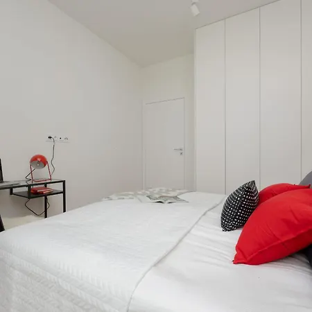 Luxury With Balcony & Air Conditioning In The Centre Of By Renters Prestige Apartamento *