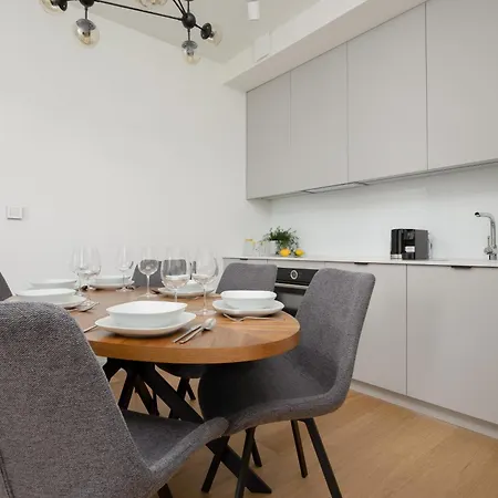 Apartment Luxury With Balcony & Air Conditioning In The Centre Of By Renters Prestige *